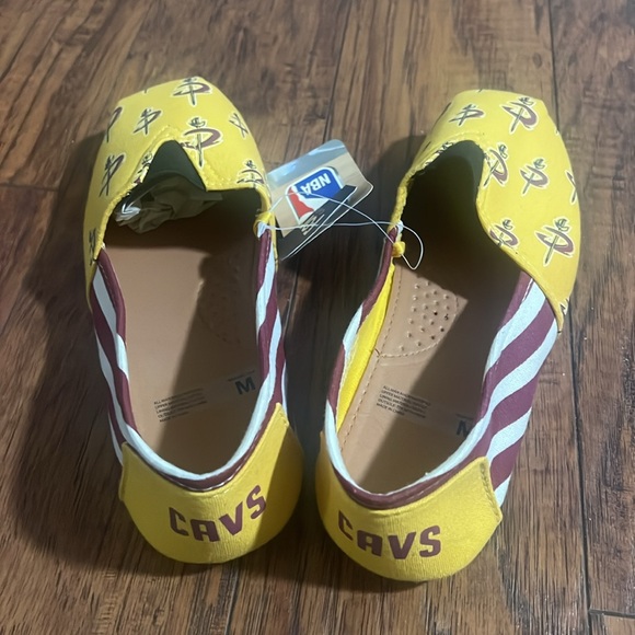 NWT NBA Cavs women's size M slip on shoes - Picture 2 of 5